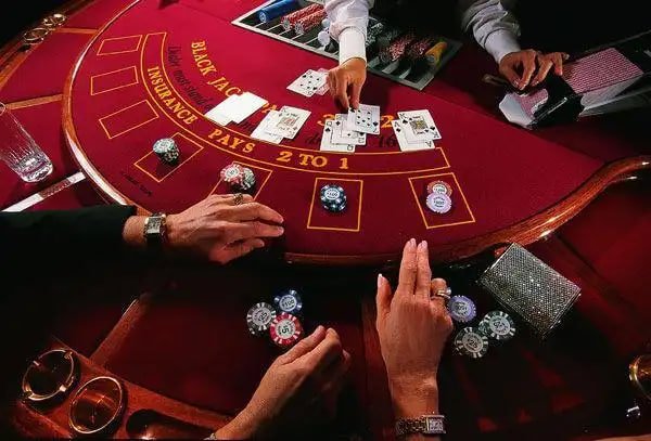 iwet APP ဒေါင်းလုဒ် Myanmar မိုဘိုင်းဖုန်းတွင် Android iOS ဖြင့် Live Casino Slots ကစားနေပုံ